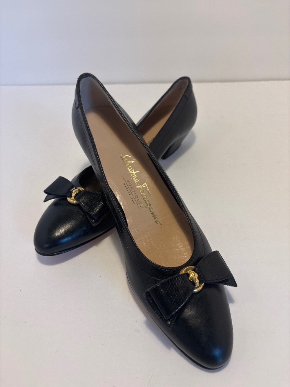 Women’s Vintage EUC Salvatore Ferragamo Black Leather Classic Bow Pump 8.5AAA